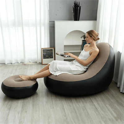 Set divano gonfiabile moderno con poggiapiedi in PVC floccato, disponibile in grigio, rosso, viola, blu, arancio e navy, ideale per arredo casa e campeggio.