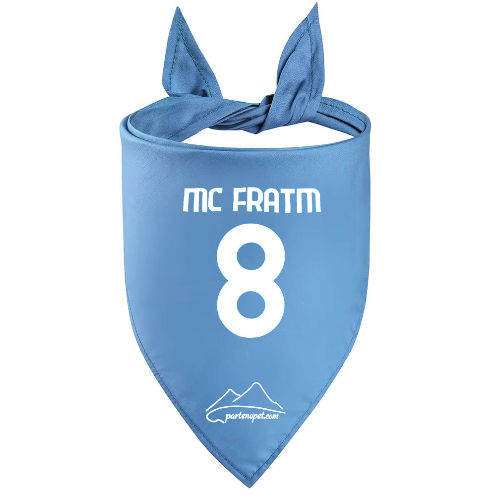 Bandana per cani con la scritta MC FRATM e il numero 8 di colore azzurro