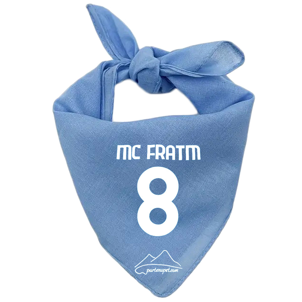 Bandana per cani con la scritta MC FRATM e il numero 8 di colore azzurro