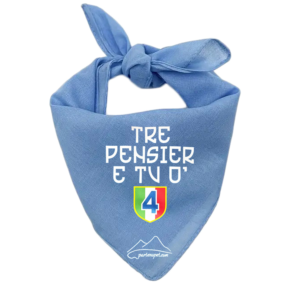 Bandana per cani con la scritta tre pensier e tu ò e lo scudetto tricolore con il numero 4 all'interno di colore azzurro