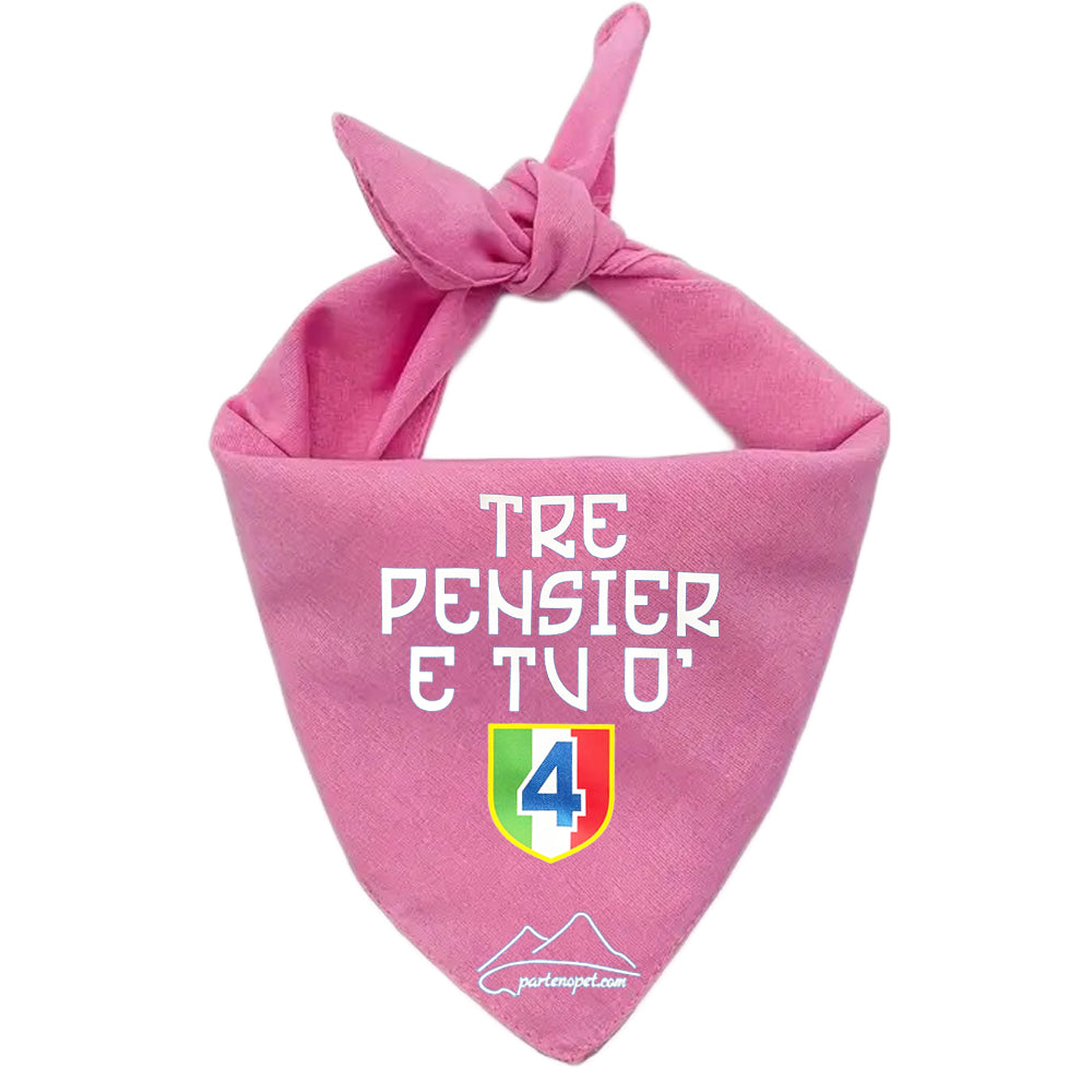 Bandana per cani con la scritta tre pensier e tu ò e lo scudetto tricolore con il numero 4 all'interno di colore rosa