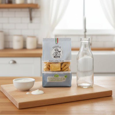 Confezione da 400g di Biscotti Marie Vegetali per cani a forma di Galletti, aromatizzati al latte, snack leggero senza carne, sale, zuccheri, lieviti e olio di palma.