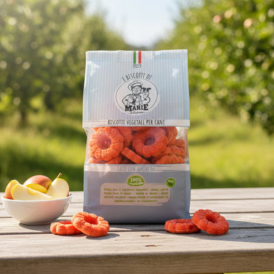 Confezione da 400g di Biscotti Marie Vegetali per cani a forma di fiore, aromatizzati alla mela, snack senza carne, sale, zuccheri, lieviti e olio di palma.