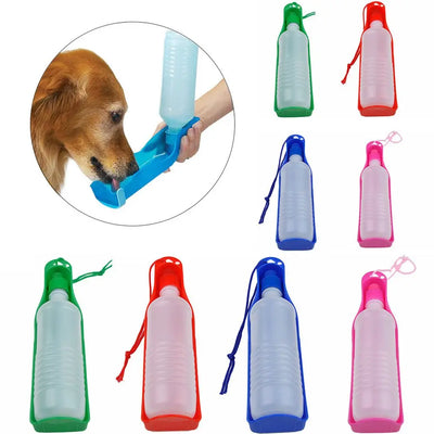 Borraccia da viaggio portatile per cani e gatti con ciotola integrata richiudibile, disponibile nei colori blu, verde, rosso e rosa, misure da 250ml a 750ml.