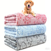 Coperta morbida per cani e gatti in flanella grigia, rosa e ciano con disegni di impronte, disponibile in tre misure, ideale per proteggere il divano.