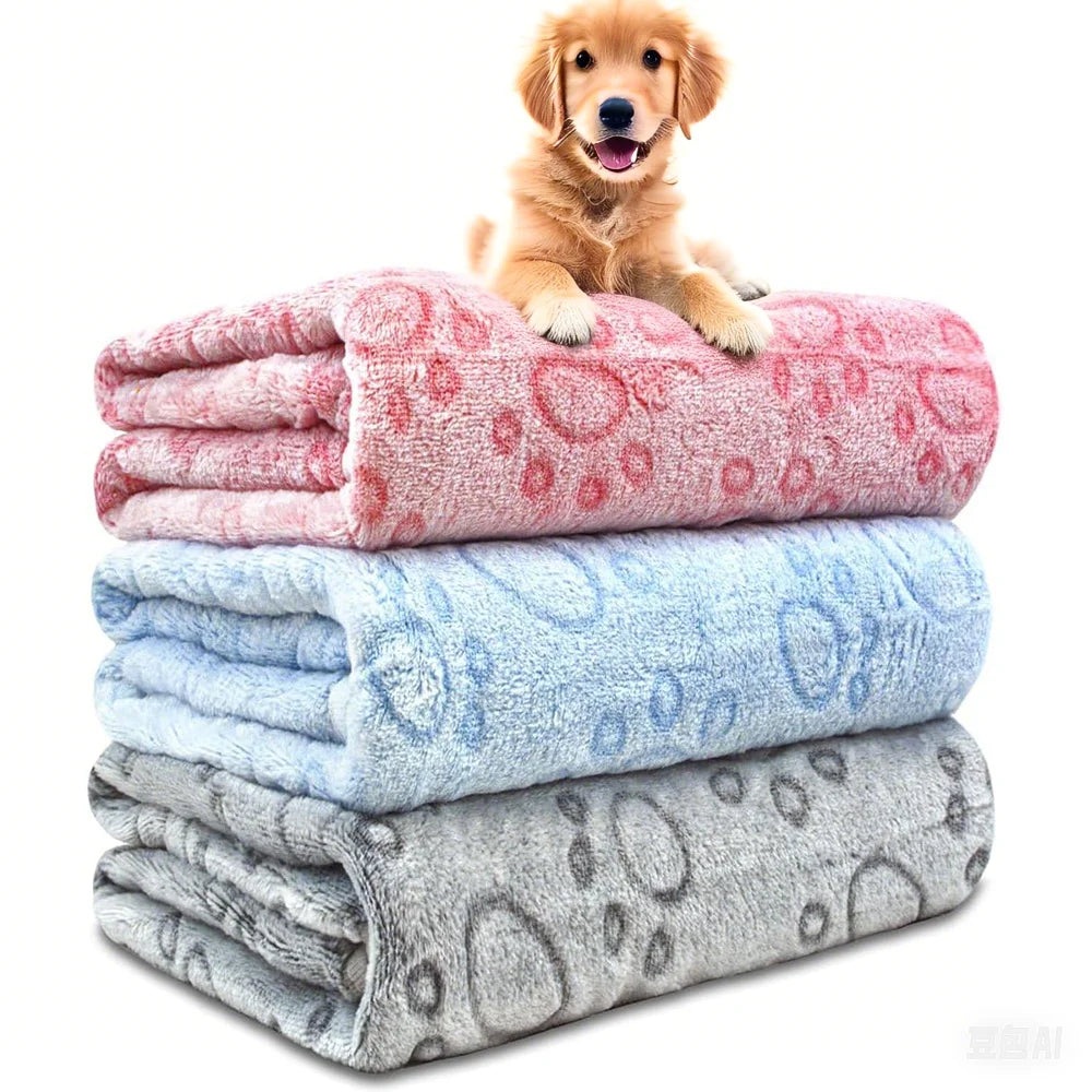 Coperta morbida per cani e gatti in flanella grigia, rosa e ciano con disegni di impronte, disponibile in tre misure, ideale per proteggere il divano.