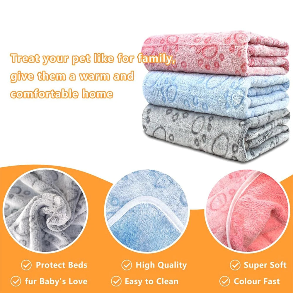 Coperta morbida per cani e gatti in flanella grigia, rosa e ciano con disegni di impronte, disponibile in tre misure, ideale per proteggere il divano.