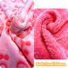 Coperta morbida per cani e gatti in flanella grigia, rosa e ciano con disegni di impronte, disponibile in tre misure, ideale per proteggere il divano.