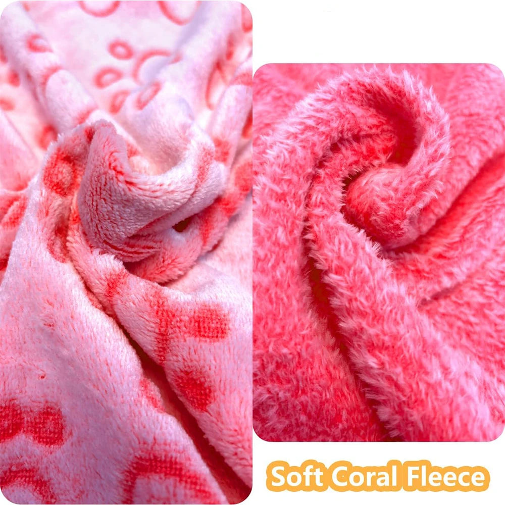 Coperta morbida per cani e gatti in flanella grigia, rosa e ciano con disegni di impronte, disponibile in tre misure, ideale per proteggere il divano.