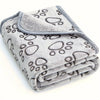 Coperta morbida per cani e gatti in flanella grigia, rosa e ciano con disegni di impronte, disponibile in tre misure, ideale per proteggere il divano.