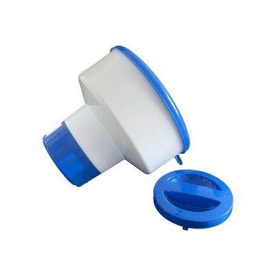 Dosatore di cloro galleggiante blu e bianco da 7 pollici, con ghiera regolabile per pastiglie da 3 pollici, ideale per la sanificazione di piscine e spa.