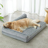 Letto ortopedico a divano per cani di taglia grande, disponibile in grigio e nero, con cuscino impermeabile sfoderabile e base antiscivolo per supporto articolare.