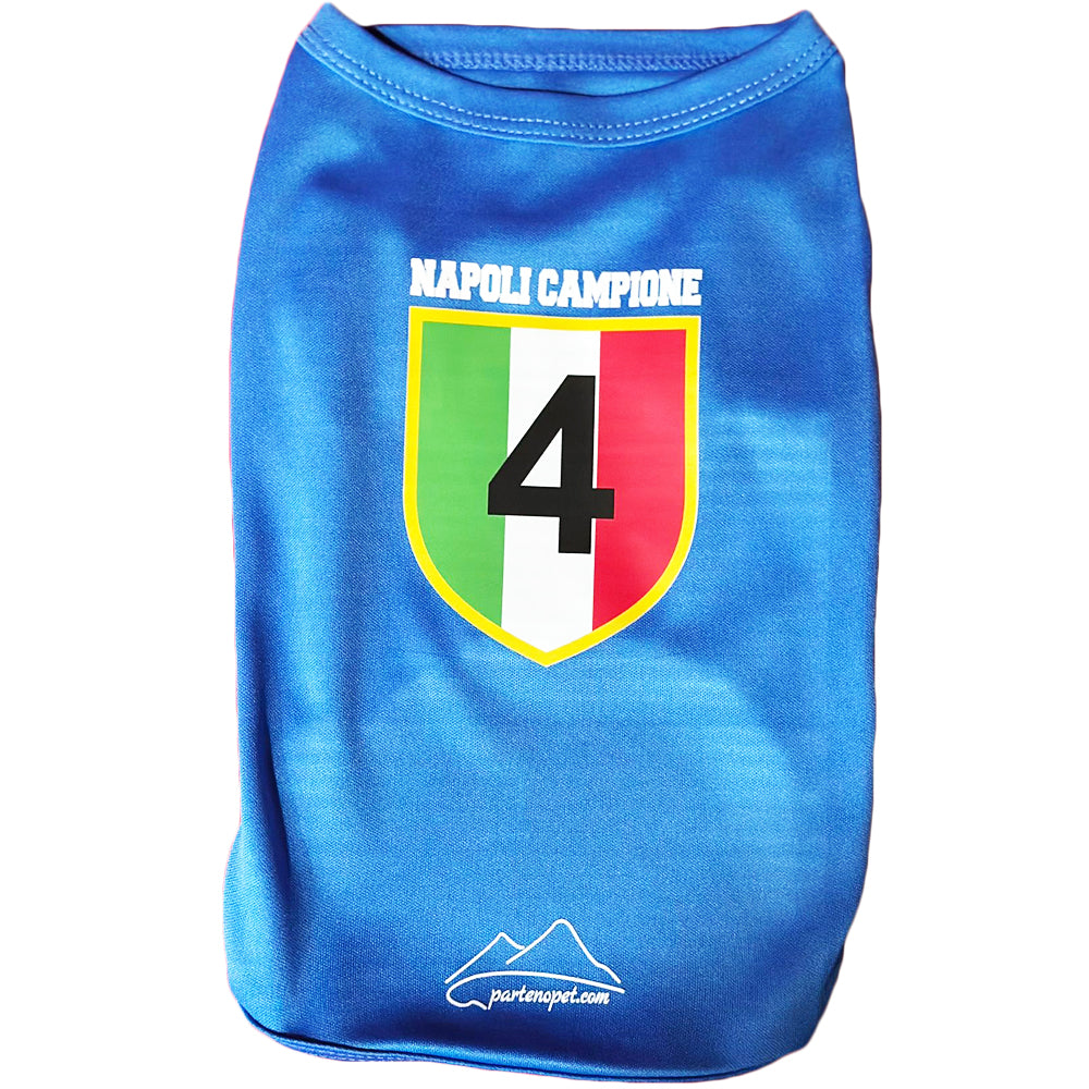 Maglietta blu azzurra per cani con scritta NAPOLI CAMPIONE e lo scudetto tricolore con in numero 4 all'interno, abbigliamento sportivo per animali domestici tifosi del Napoli.