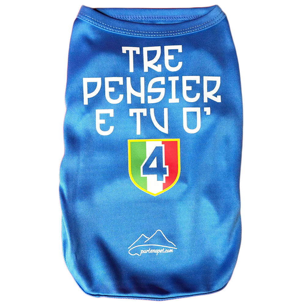 Maglietta per cani di colore blu con la scritta "Tre pensier e ò 4 (all'interno dello scudetto tricolore)"