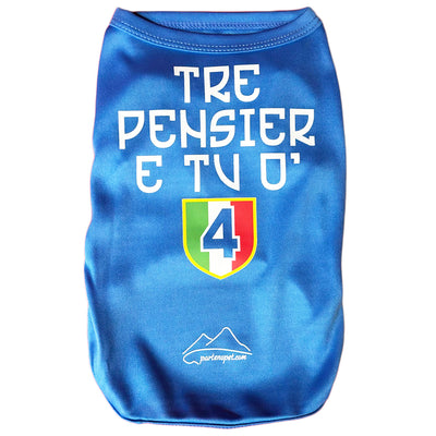 Maglietta per cani di colore blu con la scritta "Tre pensier e ò 4 (all'interno dello scudetto tricolore)"