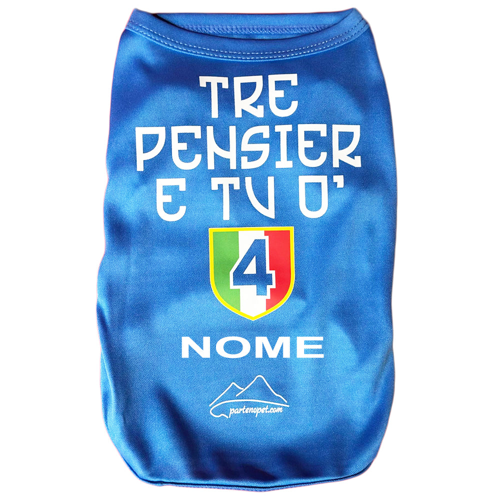 Maglietta per cani di colore blu con la scritta "Tre pensier e ò 4 (all'interno dello scudetto tricolore)"