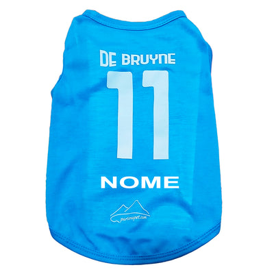 Maglietta blu azzurra per cani con scritta De Bruyne 11 bianca, abbigliamento sportivo per animali domestici tifosi del Napoli.