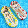Amaca galleggiante per piscina con fondo in rete e cuscini gonfiabili, grafica con anguria e limoni, dimensioni 145x74 cm, ideale per adulti.