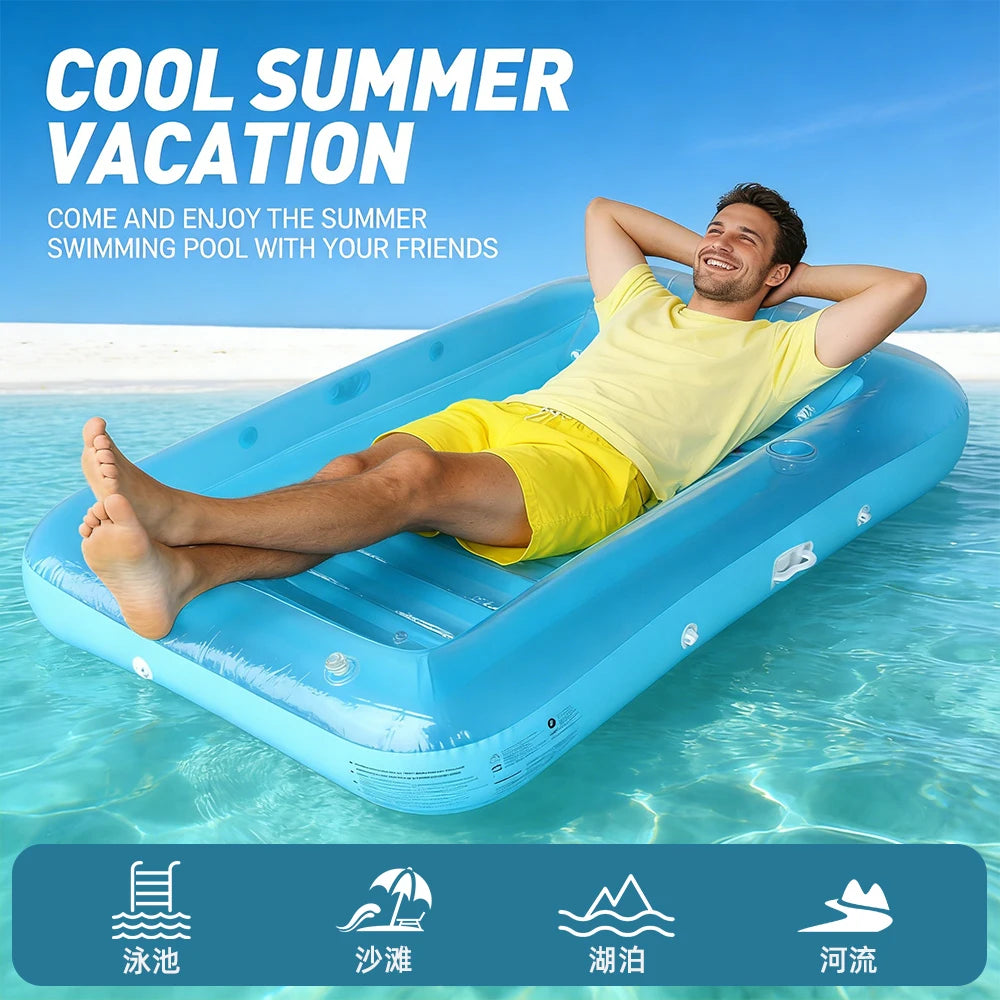 Materassino gonfiabile per adulti Wonflex con cuscino integrato, colore moderno, galleggiante su acqua azzurra, ideale per relax estivo in piscina e mare.