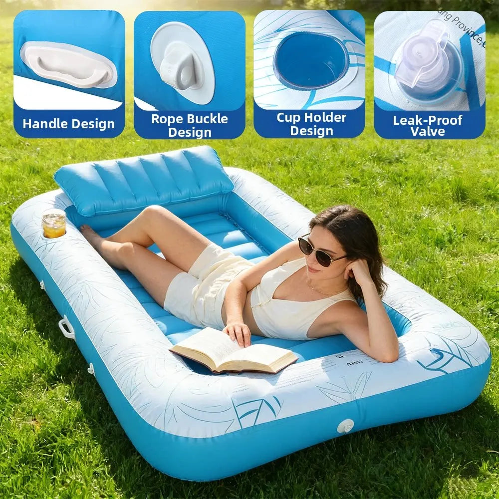 Materassino gonfiabile per adulti Wonflex con cuscino integrato, colore moderno, galleggiante su acqua azzurra, ideale per relax estivo in piscina e mare.