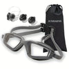 Occhialini nuoto professionali G2427 con lenti azzurre specchiate e montatura nera, design Large Frame per visione 180 gradi, kit con tappi e stringinaso.