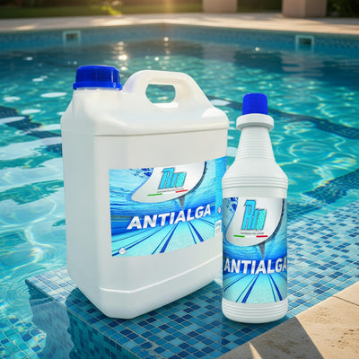 Flacone e tanica Rio Antialga liquido professionale per piscina, disponibile nei formati 1kg, 5kg, 10kg e 20kg. Antialghe non schiumogeno e schiarente per acqua cristallina.