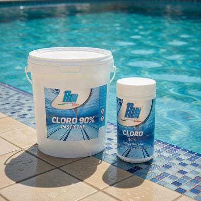 Confezione di Rio Cloro 90% in pastiglie da 200g per piscina, tricloro stabilizzato ad alta concentrazione per il mantenimento settimanale dell'acqua, azione antialghe e lenta dissoluzione, formati da 1kg a 25kg.