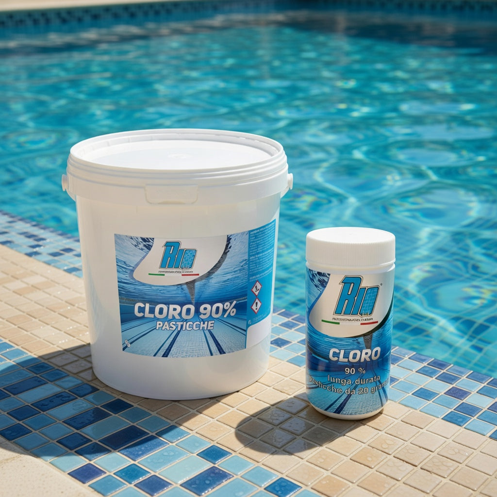 Confezione di Rio Cloro 90% in mini pastiglie da 20g, disinfettante tricloro per piccole piscine e SPA, azione antialghe e stabilizzante UV, disponibile in barattoli da 1kg e 5kg.