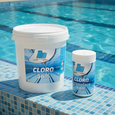 Secchiello di Rio Cloro Granulare 56% in microperle a rapido scioglimento, dicloro professionale per trattamento d'urto e shock piscina, azione antialghe e azzurrante, formati da 1kg a 50kg.