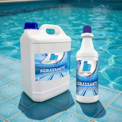 Flacone e tanica di Rio Sgrassante liquido professionale, detergente alcalino Made in Italy per pulire liner, bordi e teloni piscina, specifico per eliminare oli solari e aloni sulla linea di galleggiamento.
