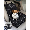 Seggiolino auto booster per cani di piccola taglia disponibile nei colori nero e rosa, posizionato sul sedile anteriore, con tasche laterali e materiale resistente antigraffio.