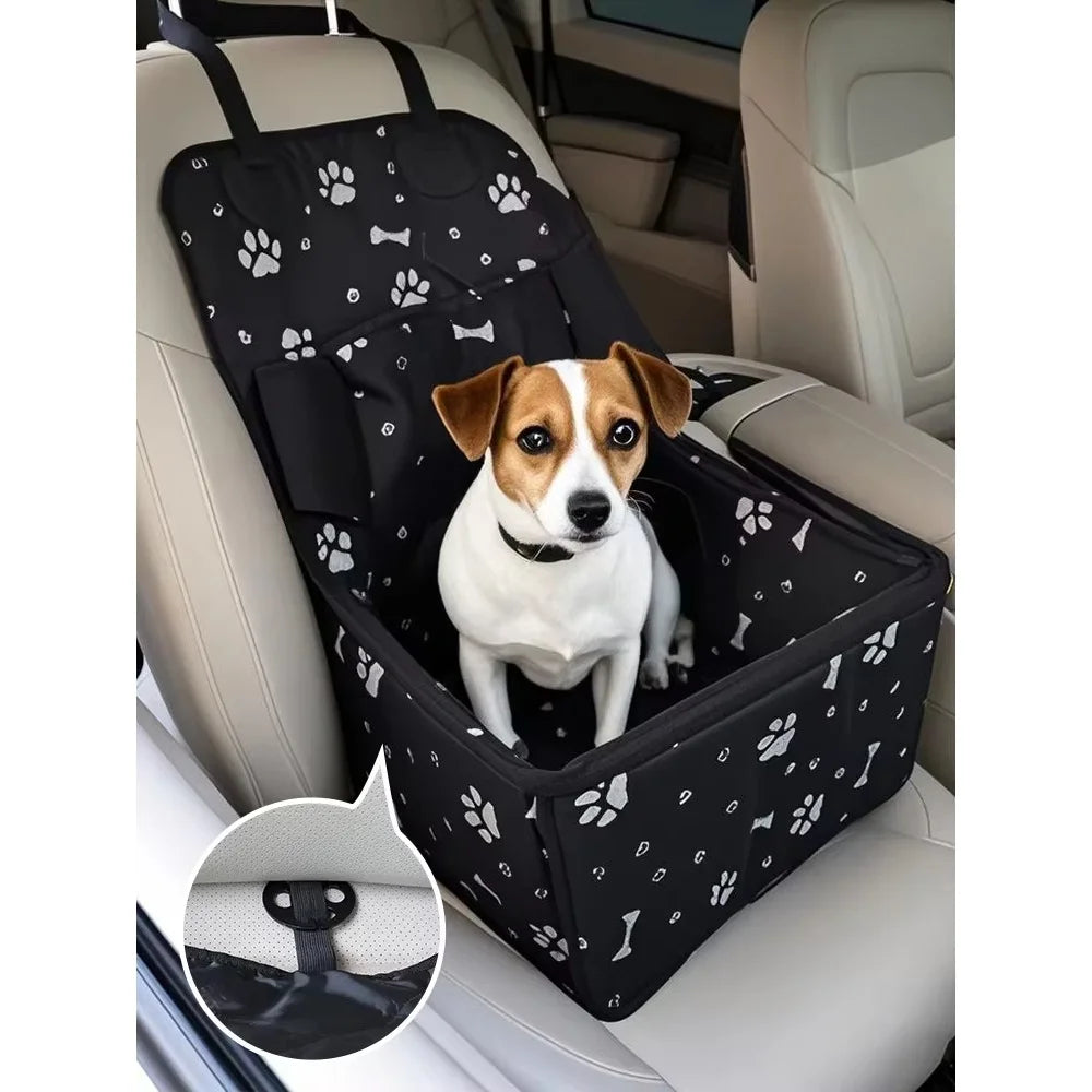 Seggiolino auto booster per cani di piccola taglia disponibile nei colori nero e rosa, posizionato sul sedile anteriore, con tasche laterali e materiale resistente antigraffio.