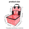 Seggiolino auto booster per cani di piccola taglia disponibile nei colori nero e rosa, posizionato sul sedile anteriore, con tasche laterali e materiale resistente antigraffio.