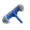 Spazzola professionale per piscina con estremità arrotondate e setole blu resistenti, impugnatura ergonomica a 45 gradi, ideale per pulire angoli e pareti di piscine e spa.