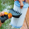 Spazzola pulitore per filtri a cartuccia piscina con attacco per tubo da giardino, impugnatura ergonomica blu e bianca con regolatore di pressione acqua.