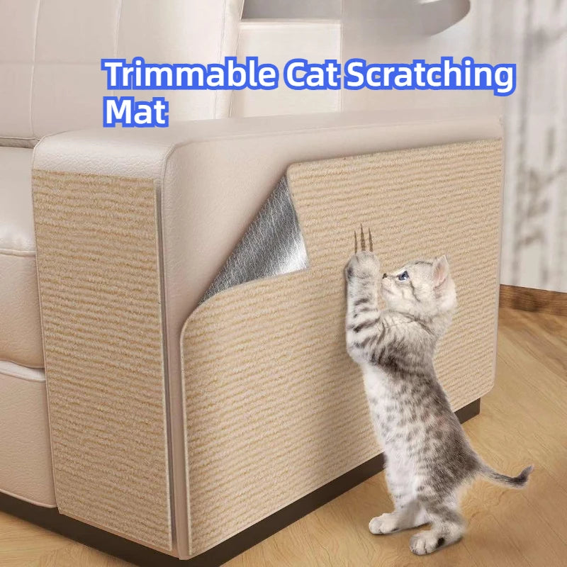 Tappeto tiragraffi autoadesivo di colore grigio scuro applicato sull'angolo di un divano grigio per protezione contro i graffi del gatto, tessuto ritagliabile e resistente.