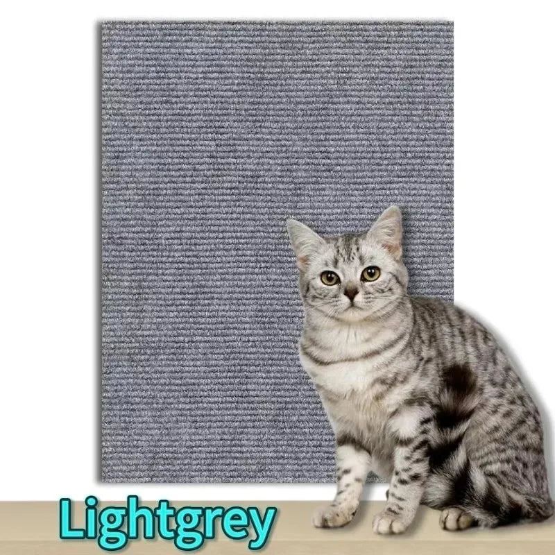 Tappeto tiragraffi autoadesivo di colore grigio scuro applicato sull'angolo di un divano grigio per protezione contro i graffi del gatto, tessuto ritagliabile e resistente.