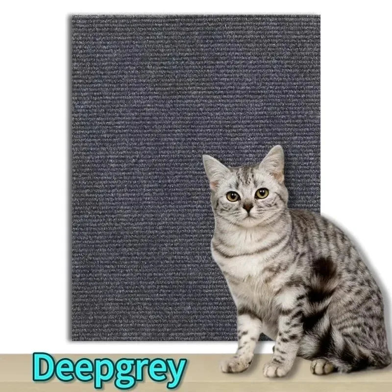 Tappeto tiragraffi autoadesivo di colore grigio scuro applicato sull'angolo di un divano grigio per protezione contro i graffi del gatto, tessuto ritagliabile e resistente.