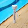 Termometro galleggiante bianco per piscina in plastica con doppia scala Celsius e Fahrenheit, include cavo di fissaggio per bordo piscina.