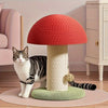 Tiragraffi per gatti a forma di fungo rosso e bianco con colonna in sisal naturale e base verde con pom-pon gioco, design moderno e originale per interni.